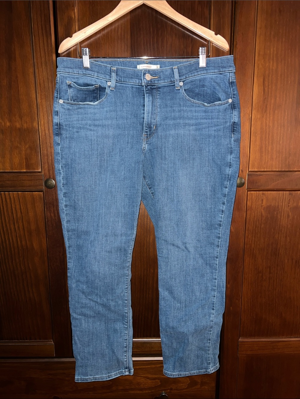 Levi’s Classic Comfortable Straight Leg Denim Staple Jeans Medium Wash Size 16